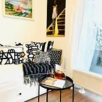 Apartment Bronowice Art Garden - Cozy With Garden And Parking